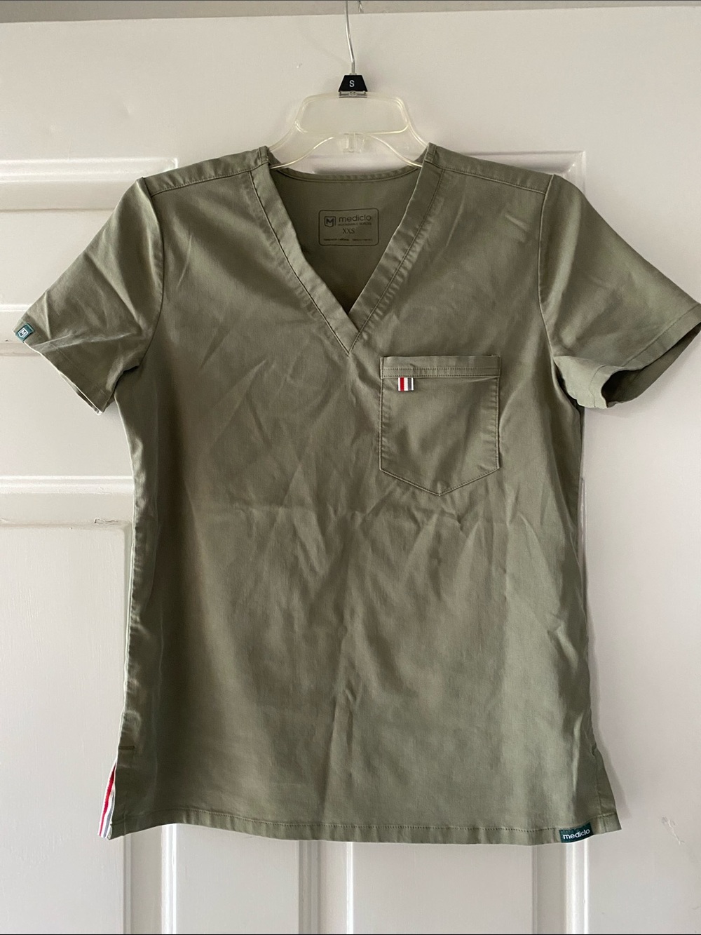 Mediclo Olive Green V-Neck Scrub Top